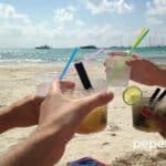 bebidas con hielo en la playa