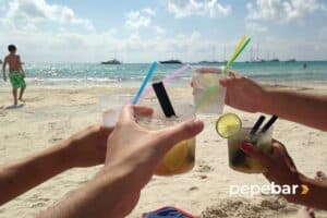 bebidas con hielo en la playa