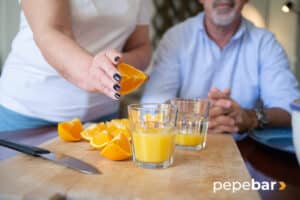 cómo exprimir naranjas sin exprimidor