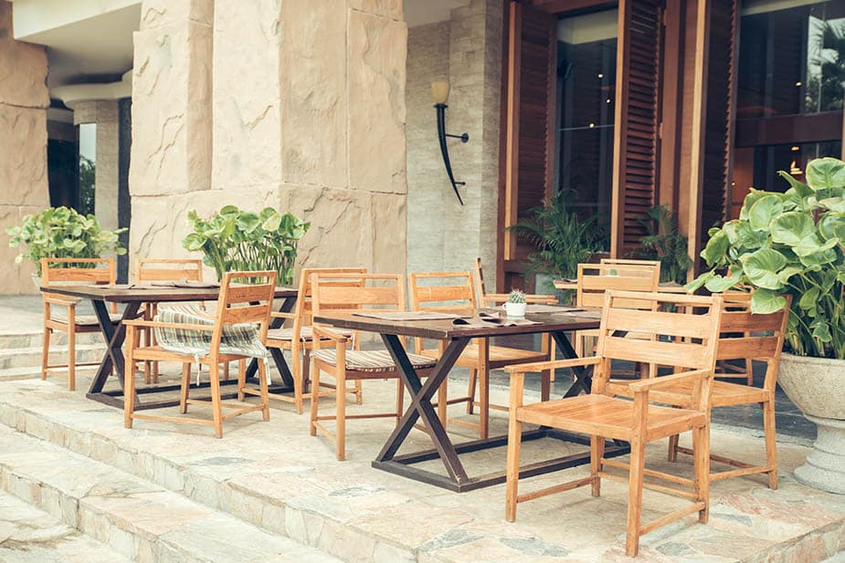 terraza de restaurante con mobiliario de madera