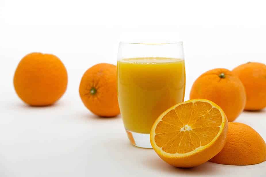 zumo de naranja recién exprimido