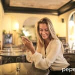 mujer con móvil en restaurante