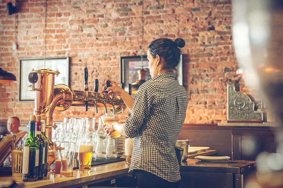 camarera sirviendo cerveza en un bar