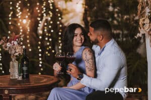 pareja con copas de vino en una cena romántica