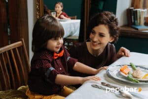 niño comiendo en un restaurante