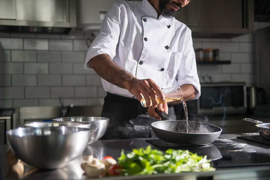 chef cocinando en sartén